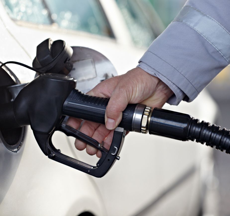 Eine Person tankt ihr Auto an einer Tankstelle